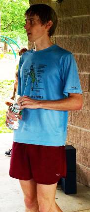County sports Hall of Famer returns to inspire runners Photos by Laurie Gordon Justin Scheid