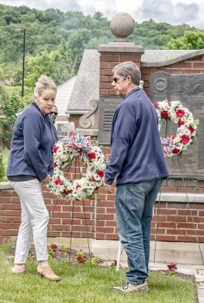 Mayor Christine Quinn and councilman David Smith laying wreath.