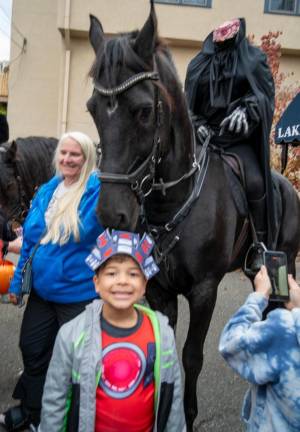 HH4 Marley the horse checks out Ethan Taylor’s hat.