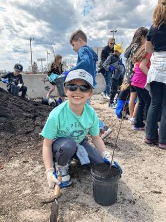 Students learn about recycling, waste management Students learn about recycling, waste management