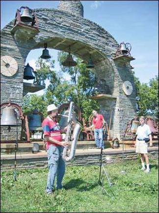 Lakeside artists hold first public show Lakeside artists hold first public show