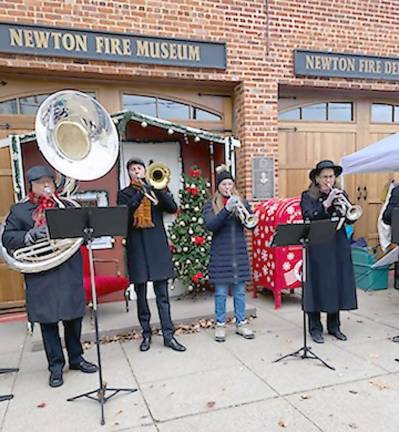 A band plays for an appreciative audience (Photo by Laurie Gordon)