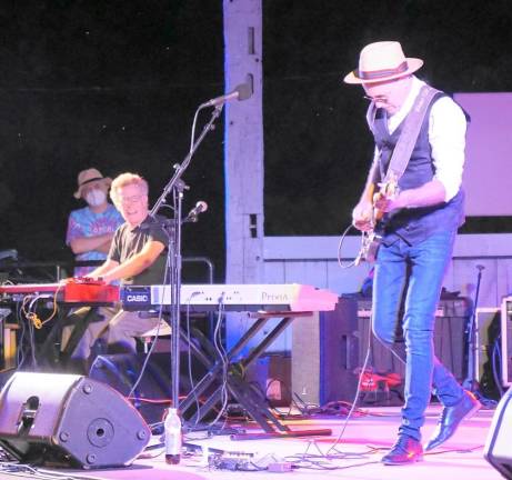 Guitarist Peter Karp and keyboardist Dave Keyes (Photo by Vera Olinski)