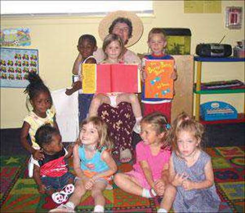Linda Pinto reads stories to little sprouts Linda Pinto reads stories to little sprouts