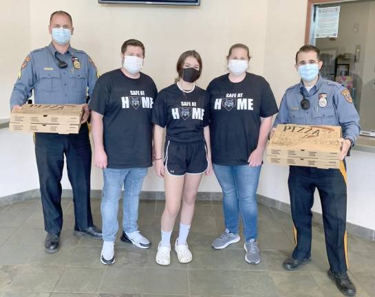 Sussex County Stars help the community through tough times Sussex County Stars volunteers deliver pizzas to the Hardystone police (Photo provided)