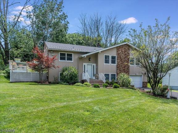 Fantastic bi-level in desirable Cardinal Hill Fantastic bi-level in desirable Cardinal Hill