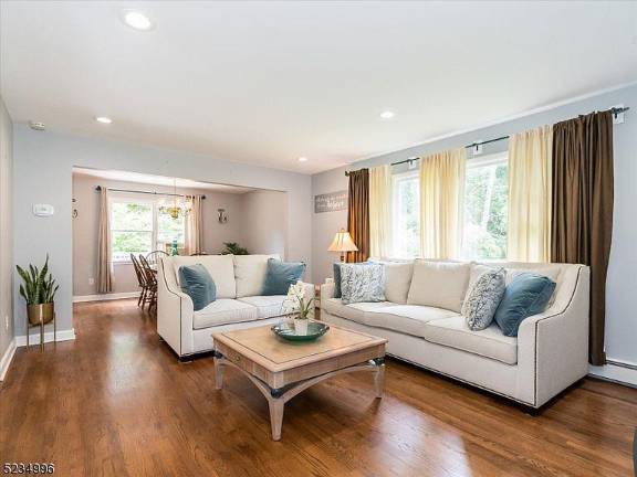 Fantastic bi-level in desirable Cardinal Hill Fantastic bi-level in desirable Cardinal Hill