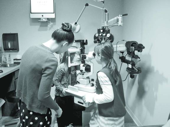Girl Scouts learn from eye specialists Girl Scouts learn from eye specialists