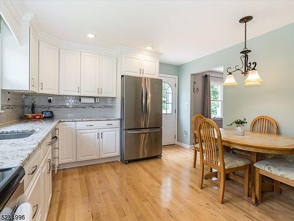 Fantastic bi-level in desirable Cardinal Hill Fantastic bi-level in desirable Cardinal Hill