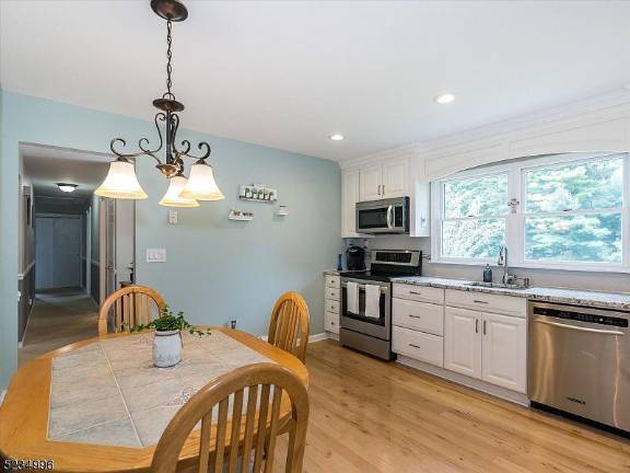 Fantastic bi-level in desirable Cardinal Hill Fantastic bi-level in desirable Cardinal Hill