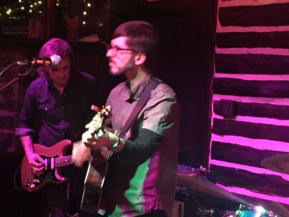 Jason returns with a new band Singer/songwriter Jason Kundrath foun ded the band