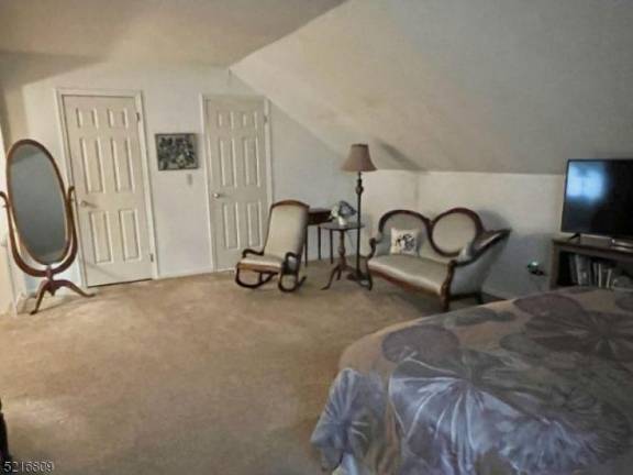 Well-maintained, attractive townhouse Well-maintained, attractive townhouse
