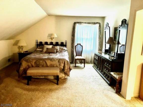 Well-maintained, attractive townhouse Well-maintained, attractive townhouse