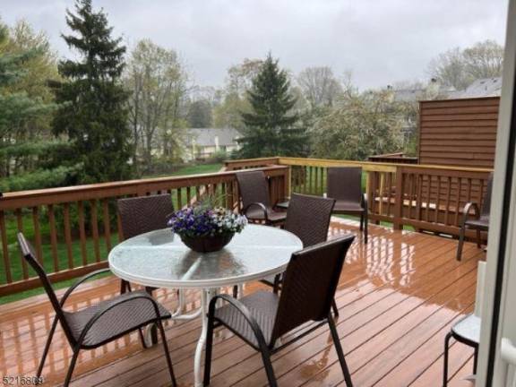 Well-maintained, attractive townhouse Well-maintained, attractive townhouse