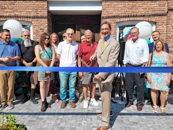 Center for Entrepreneurship opens <b>Mark Valli, chief executive of Norwescap, prepares to cut the ribbon at the opening Aug. 13 of the nonprofit organization’s </b>Center for Entrepreneurship on Main Street in Sussex.