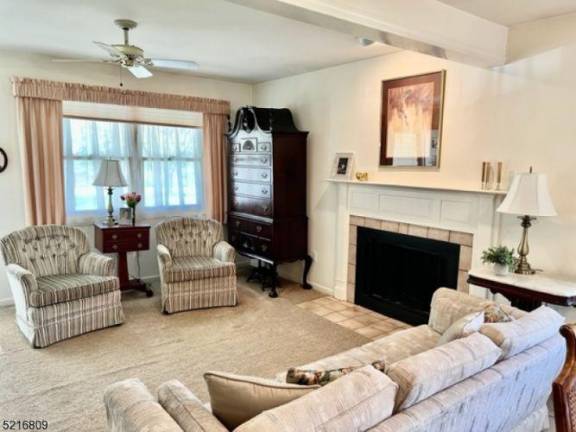 Well-maintained, attractive townhouse Well-maintained, attractive townhouse