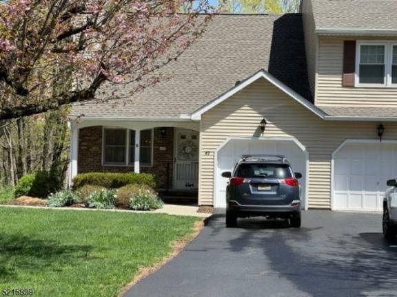 Well-maintained, attractive townhouse Well-maintained, attractive townhouse
