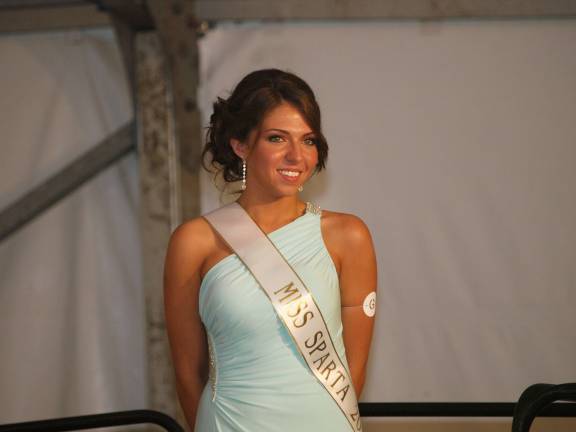 Miss Fredon crowned Queen of the Fair Miss Sparta 2013 Jacqueline Foley was the second runner-up in the Queen of the Fair Pageant. There was much fun to be had at the opening weekend at the Sussex County Fairgrounds. From August 2nd to the 4th 2013 The 2013 Queen of the Fair Pageant, amusement rides and live music were part of a variety of activities at the fair. Miss Fredon 2013 Monica Maria Abdul-Chani won the title of Queen of the Fair.