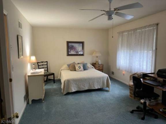 Well-maintained, attractive townhouse Well-maintained, attractive townhouse