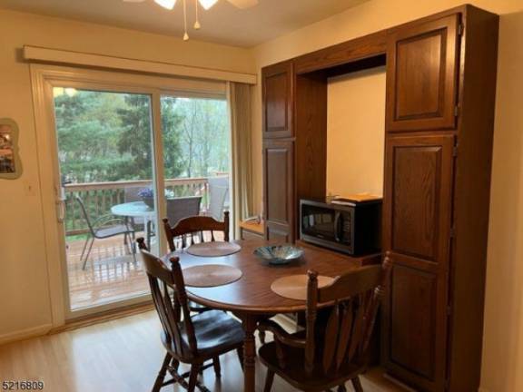 Well-maintained, attractive townhouse Well-maintained, attractive townhouse