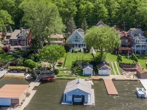 Must-see lakefront home