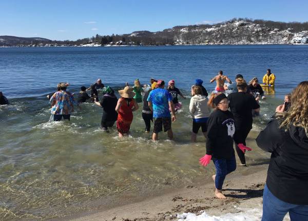 Over 40 volunteers braved the icy waters of Lake Mohawk last Sunday Photos by Amy Shewchuk