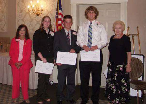 Hospital auxiliary presents three $1,500 scholarships Hospital auxiliary presents three $1,500 scholarships