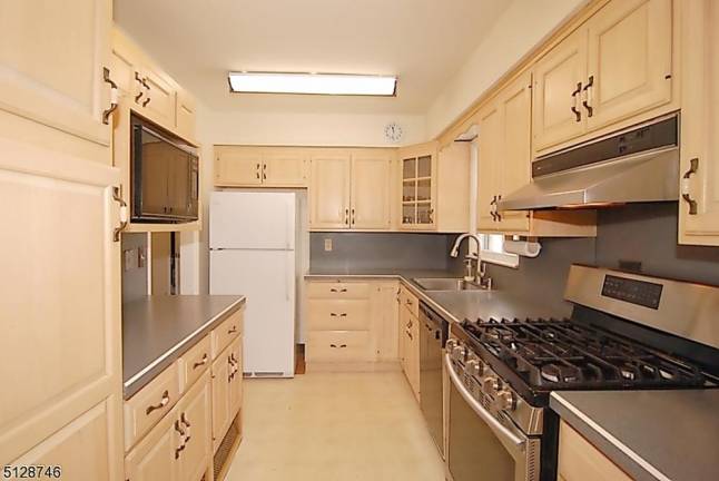 Big three-bedroom adjacent to watershed property offers privacy Big three-bedroom adjacent to watershed property offers privacy