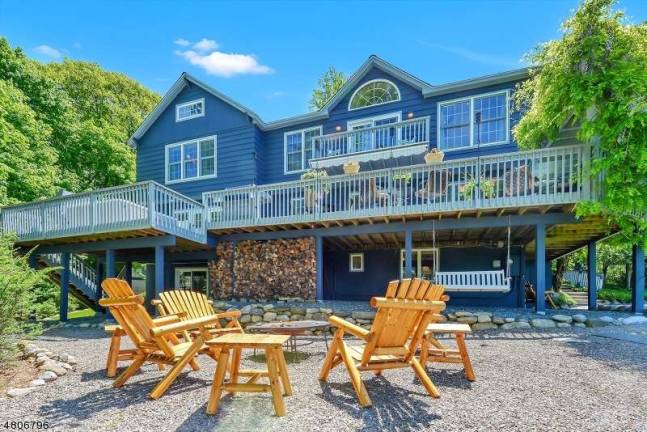 Renovated Crane house with modern amenities Renovated Crane house with modern amenities