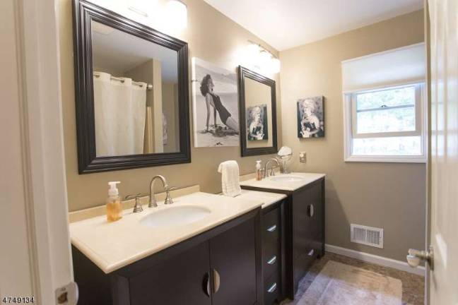 Picturesque Colonial in impeccable condition Picturesque Colonial in impeccable condition
