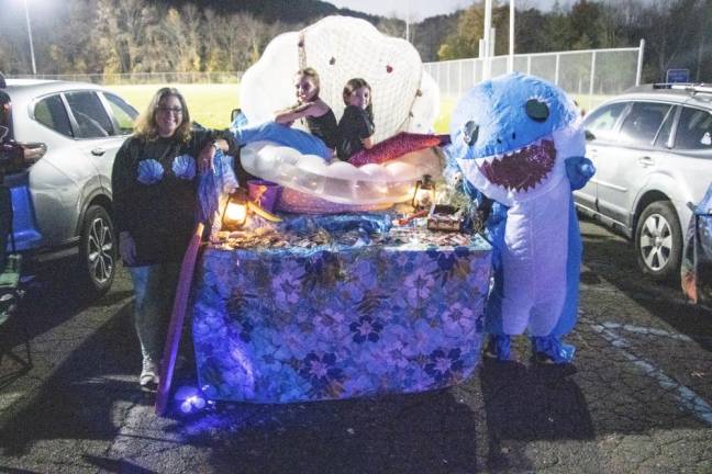 The Stranix family decorated their trunk.