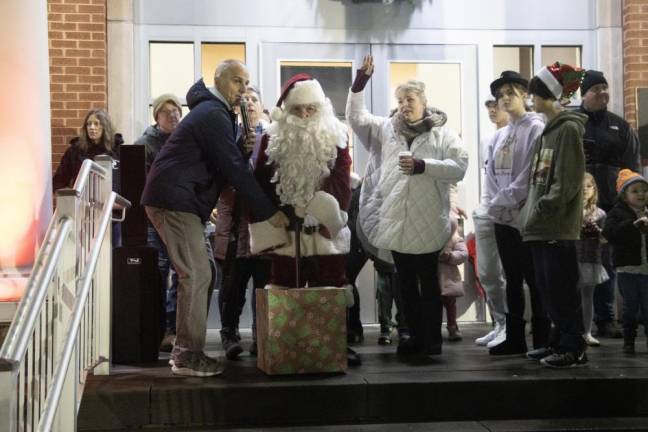 From left, Mayor Daniel Chiariello, Santa and Councilwoman Christine Quinn prepare to light the Christmas tree. (Photos by Dave Smith)