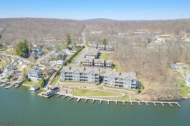 Mariner’s Pointe lakefront townhouse is modern and stylish