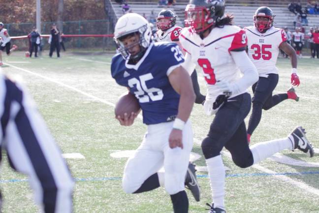 SCCC defeats Erie, 55-6 Sussex ball carrier Thaylor Siblies is on the move in the third quarter. He is a graduate of Newton High School.