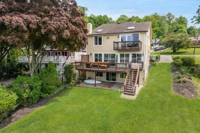 Spectacular home on Lake Mohawk