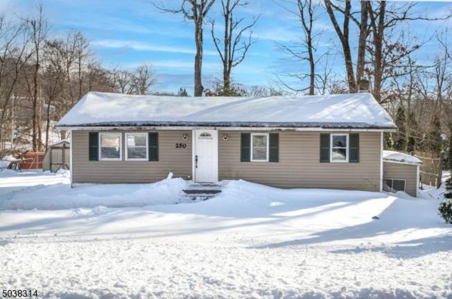 Enjoy the resort life from this affordable Highland Lakes home Enjoy the resort life from this affordable Highland Lakes home