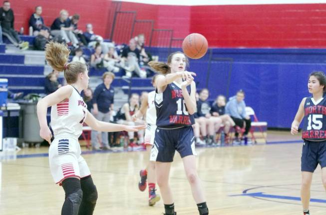 North Warren's Clare Kelly Saalfield passes the ball in the first half. Saalfield scored 9 points.