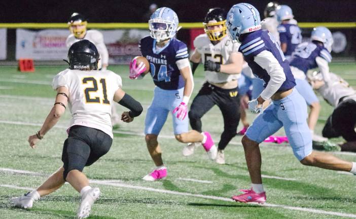 Highlanders rout Spartans, 31-0 Sparta wideout Anthony Settembre carries the ball.