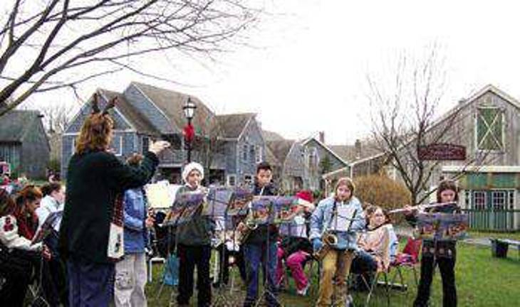 Students entertain Lafayette shoppers Students entertain Lafayette shoppers