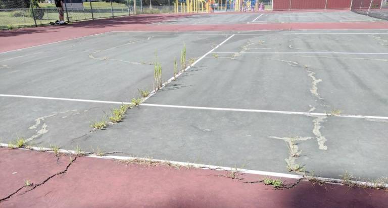 The Merriam tennis court before repairs (Mary Rapuano)
