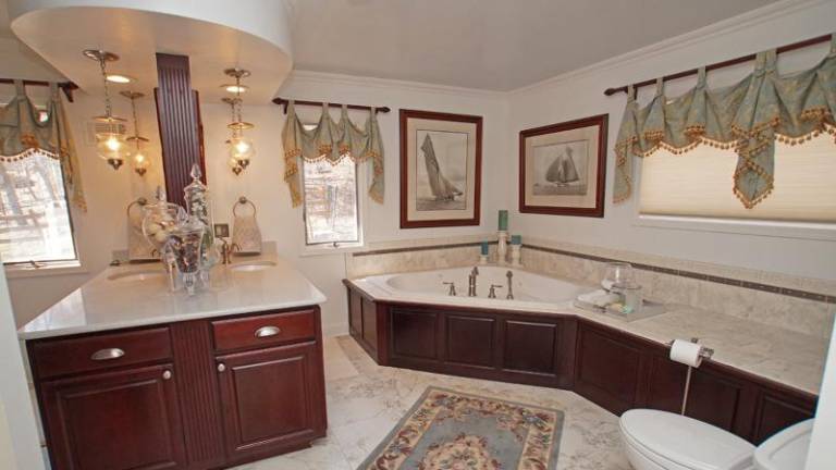 Luxurious home with privacy, nature, and 'wow' factor Luxurious home with privacy, nature, and 'wow' factor
