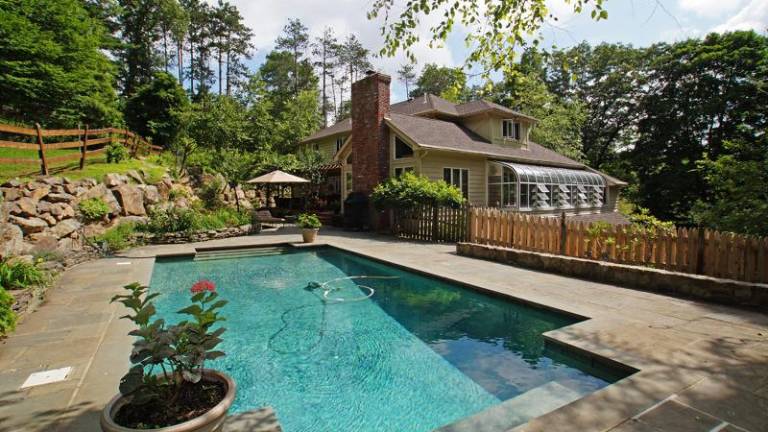 Luxurious home with privacy, nature, and 'wow' factor Luxurious home with privacy, nature, and 'wow' factor