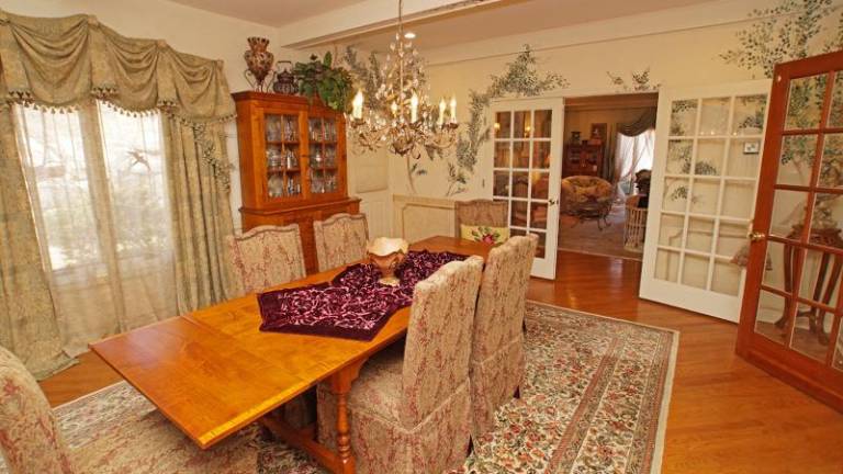 Luxurious home with privacy, nature, and 'wow' factor Luxurious home with privacy, nature, and 'wow' factor