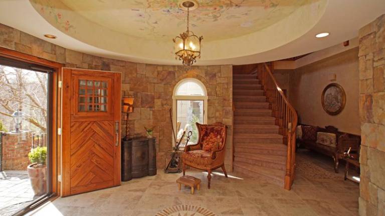 Luxurious home with privacy, nature, and 'wow' factor Luxurious home with privacy, nature, and 'wow' factor