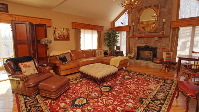 Luxurious home with privacy, nature, and 'wow' factor Luxurious home with privacy, nature, and 'wow' factor