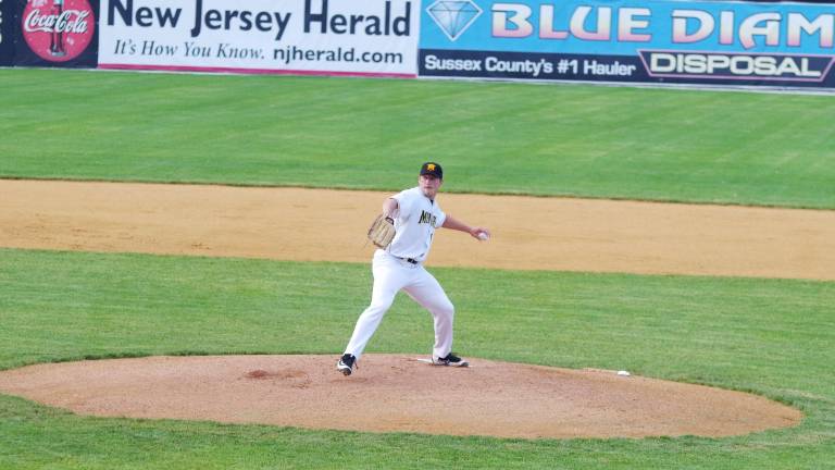 Miners win one, over Ottawa 8-5 Miners win one, over Ottawa 8-5