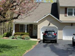 Well-maintained, attractive townhouse