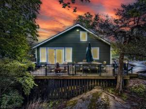 Real estate: Lakestyle home with pool access