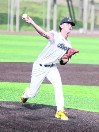 <b>Sussex Skylanders pitcher Stefano Parente delivers.</b>