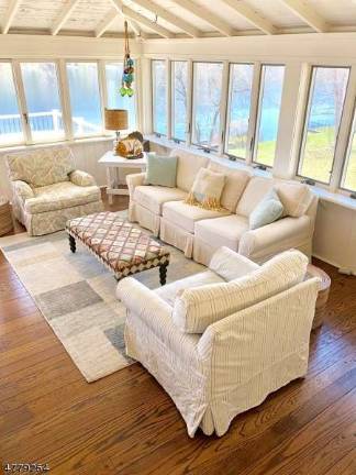 Charming Crane lakefront home